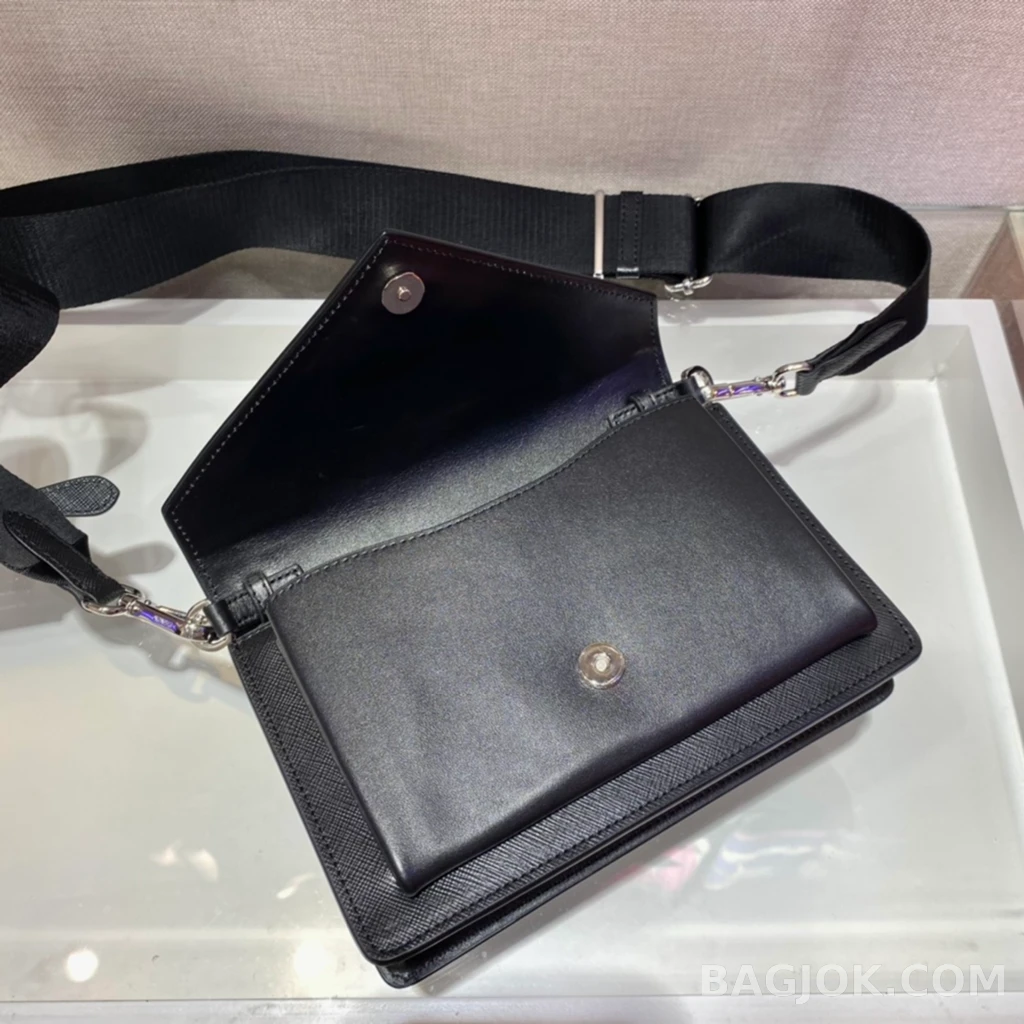 프라다 Prada 모노크롬 사피아노 엔벨롭 숄더백 상세 이미지