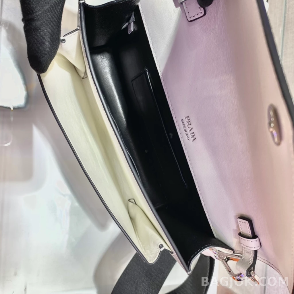 프라다 Prada 모노크롬 사피아노 엔벨롭 숄더백 상세 이미지