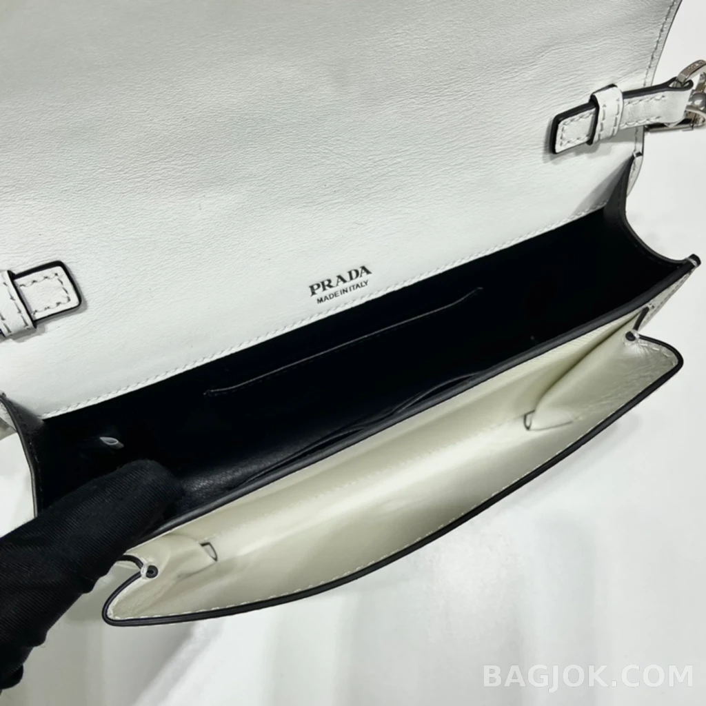 프라다 Prada 모노크롬 사피아노 엔벨롭 숄더백 상세 이미지