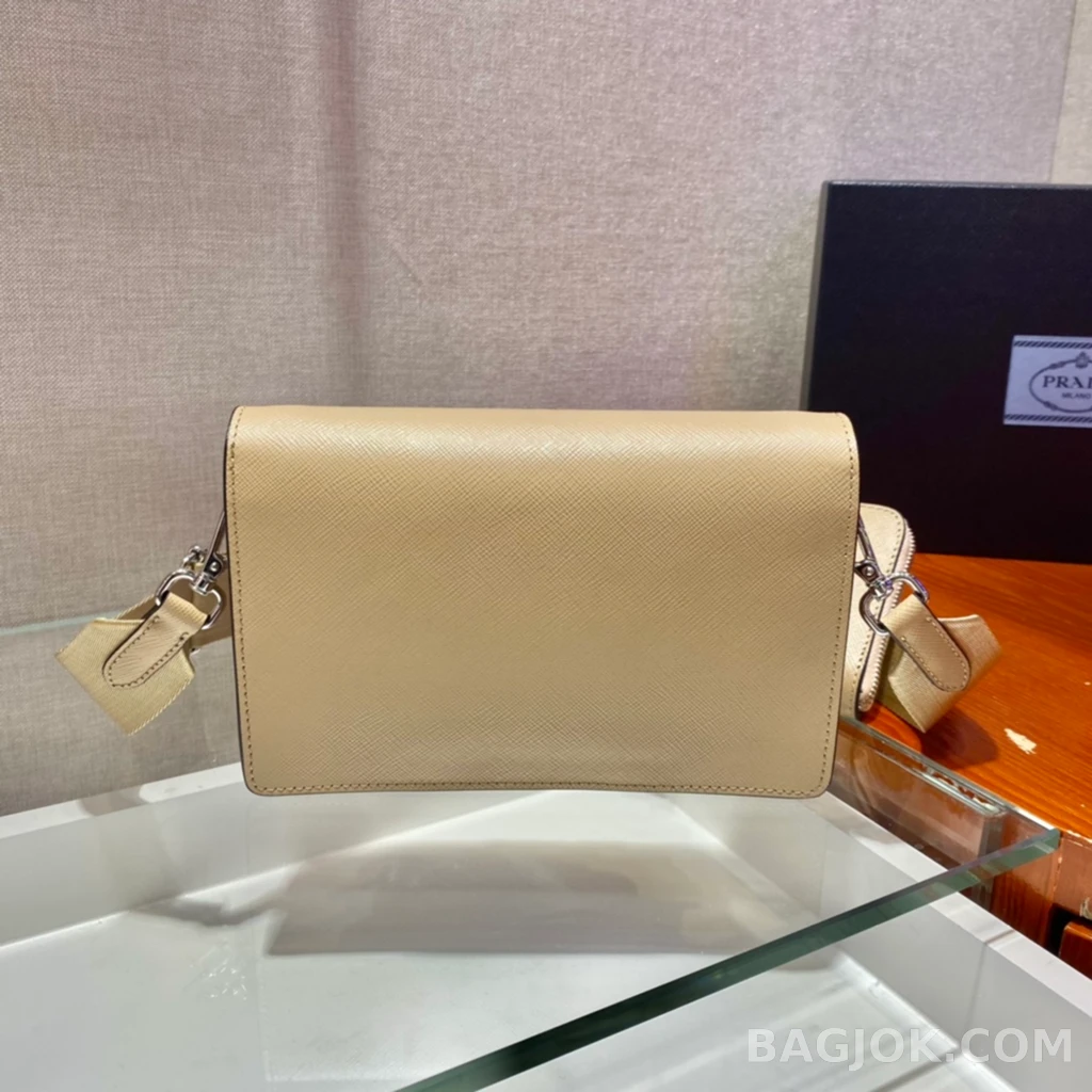 프라다 Prada 모노크롬 사피아노 엔벨롭 숄더백 상세 이미지