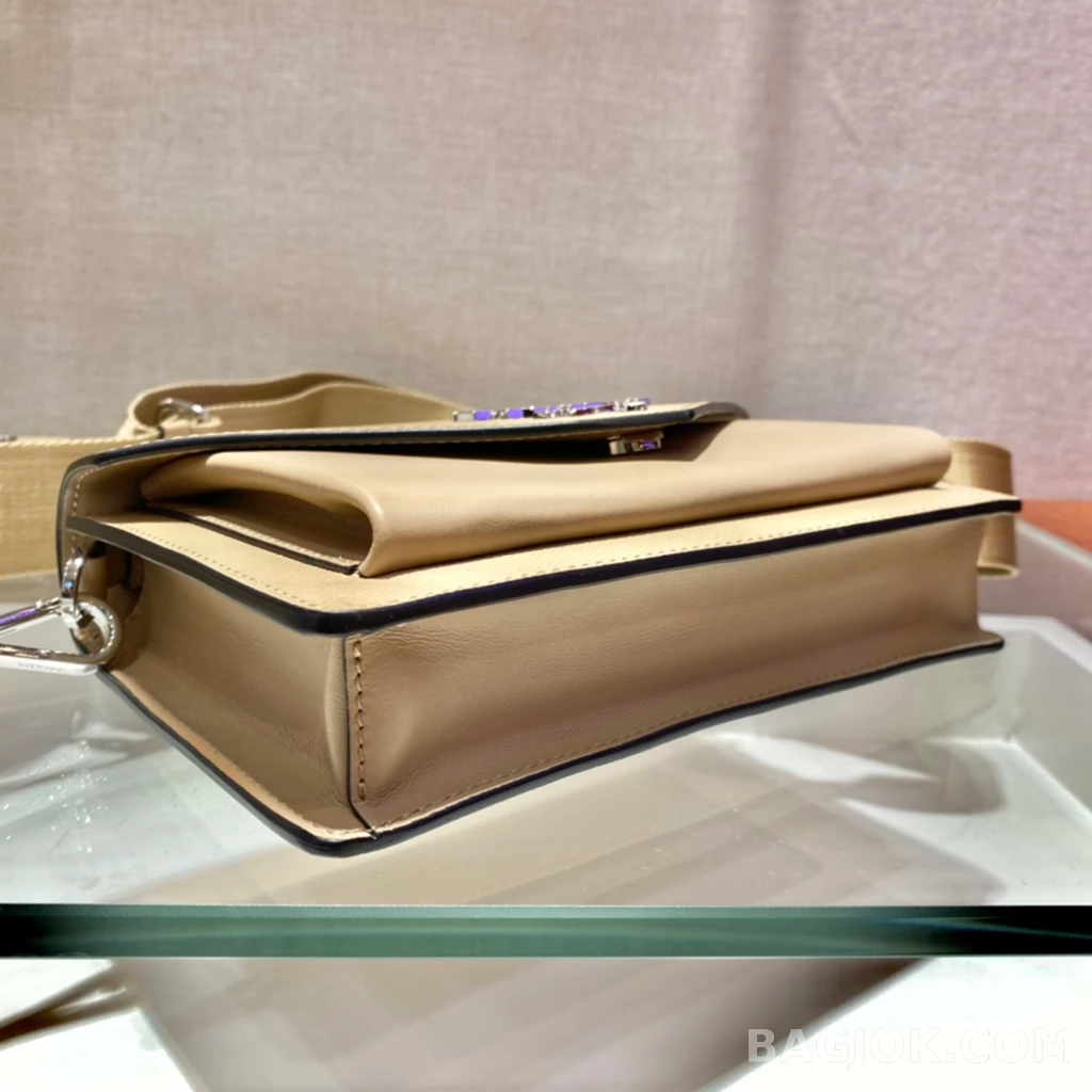 프라다 Prada 모노크롬 사피아노 엔벨롭 숄더백 상세 이미지