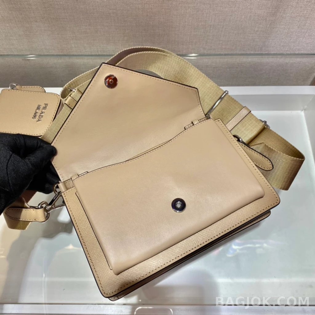 프라다 Prada 모노크롬 사피아노 엔벨롭 숄더백 상세 이미지