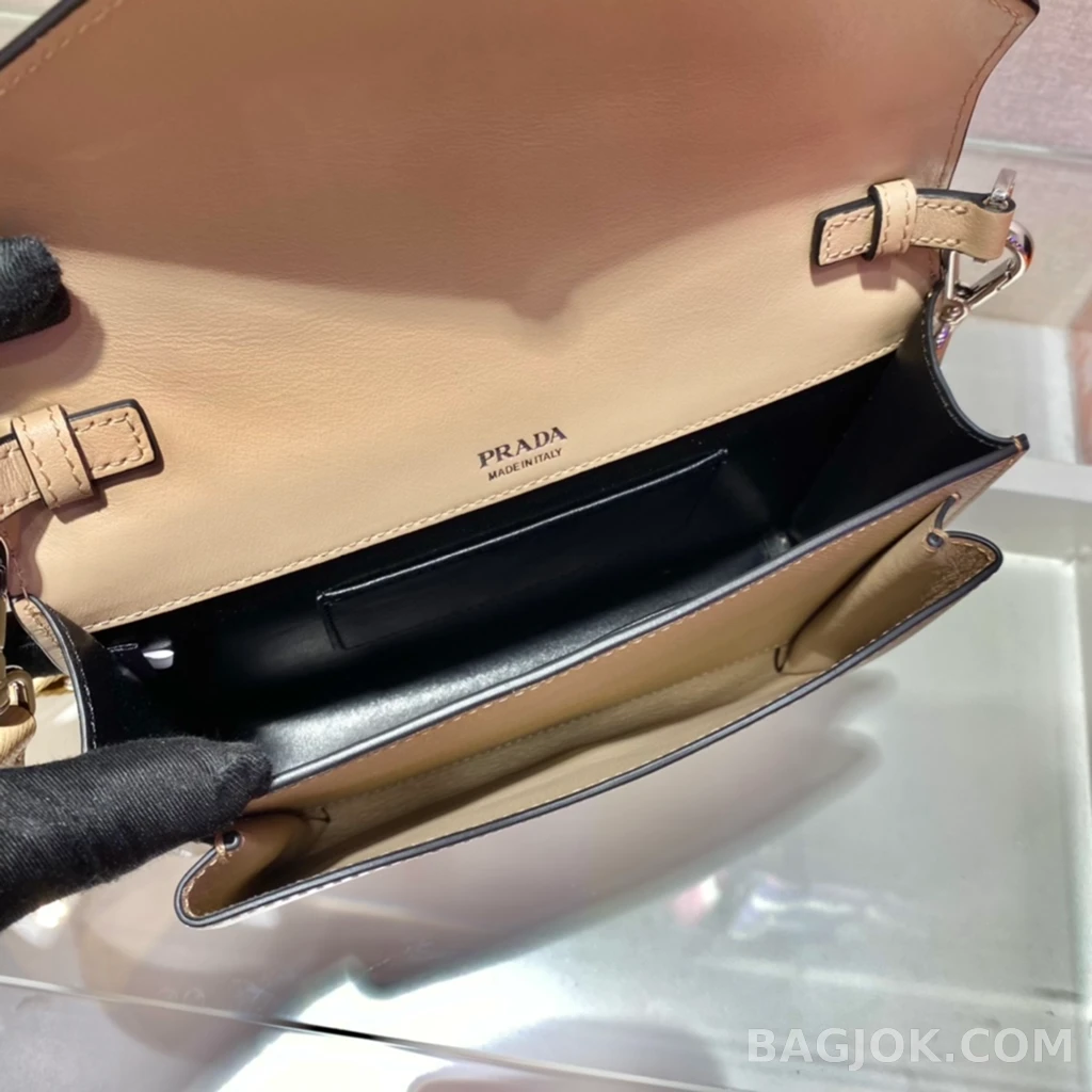 프라다 Prada 모노크롬 사피아노 엔벨롭 숄더백 상세 이미지