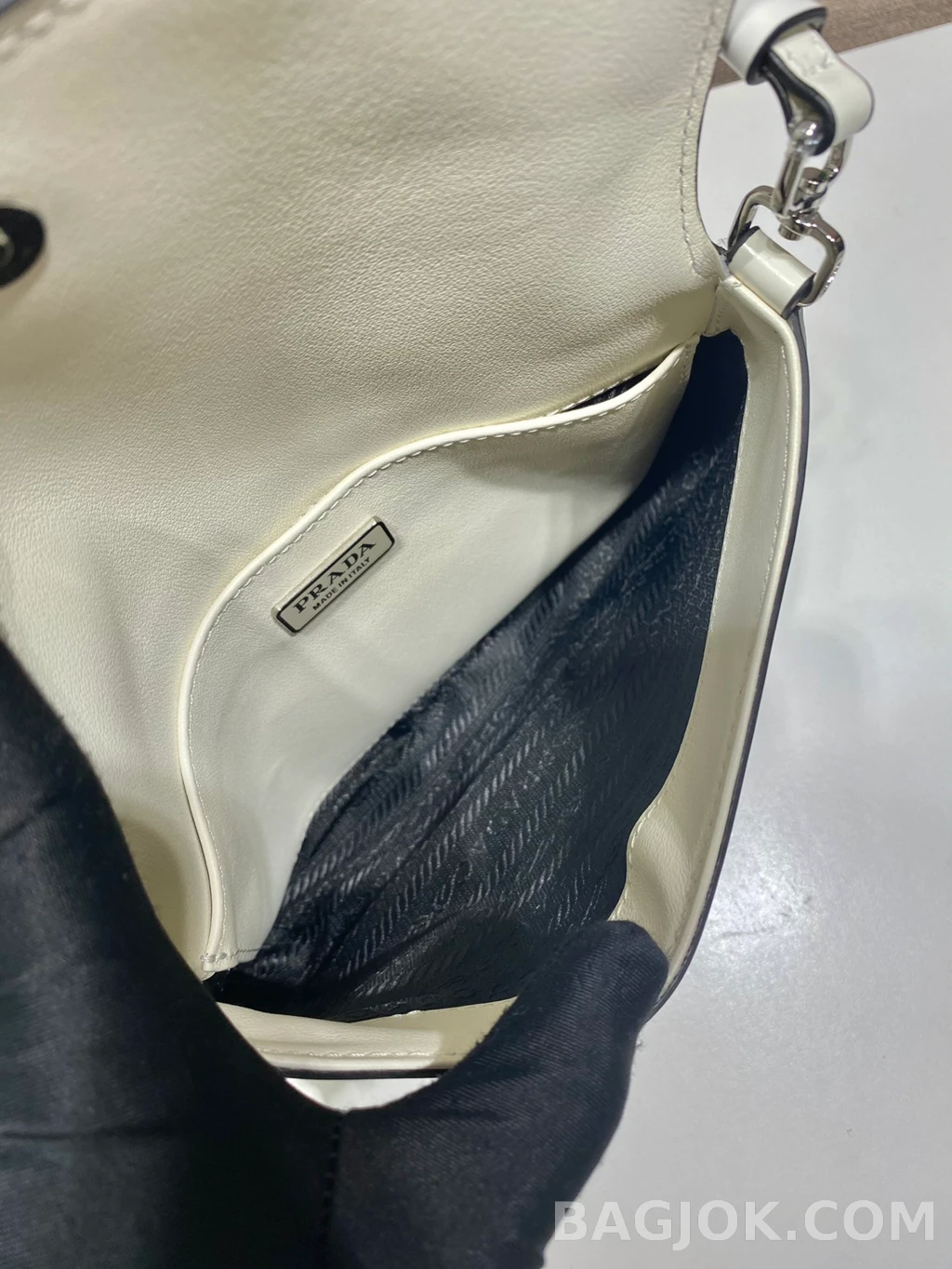 프라다 Prada 아르케 플랩 숄더백 상세 이미지