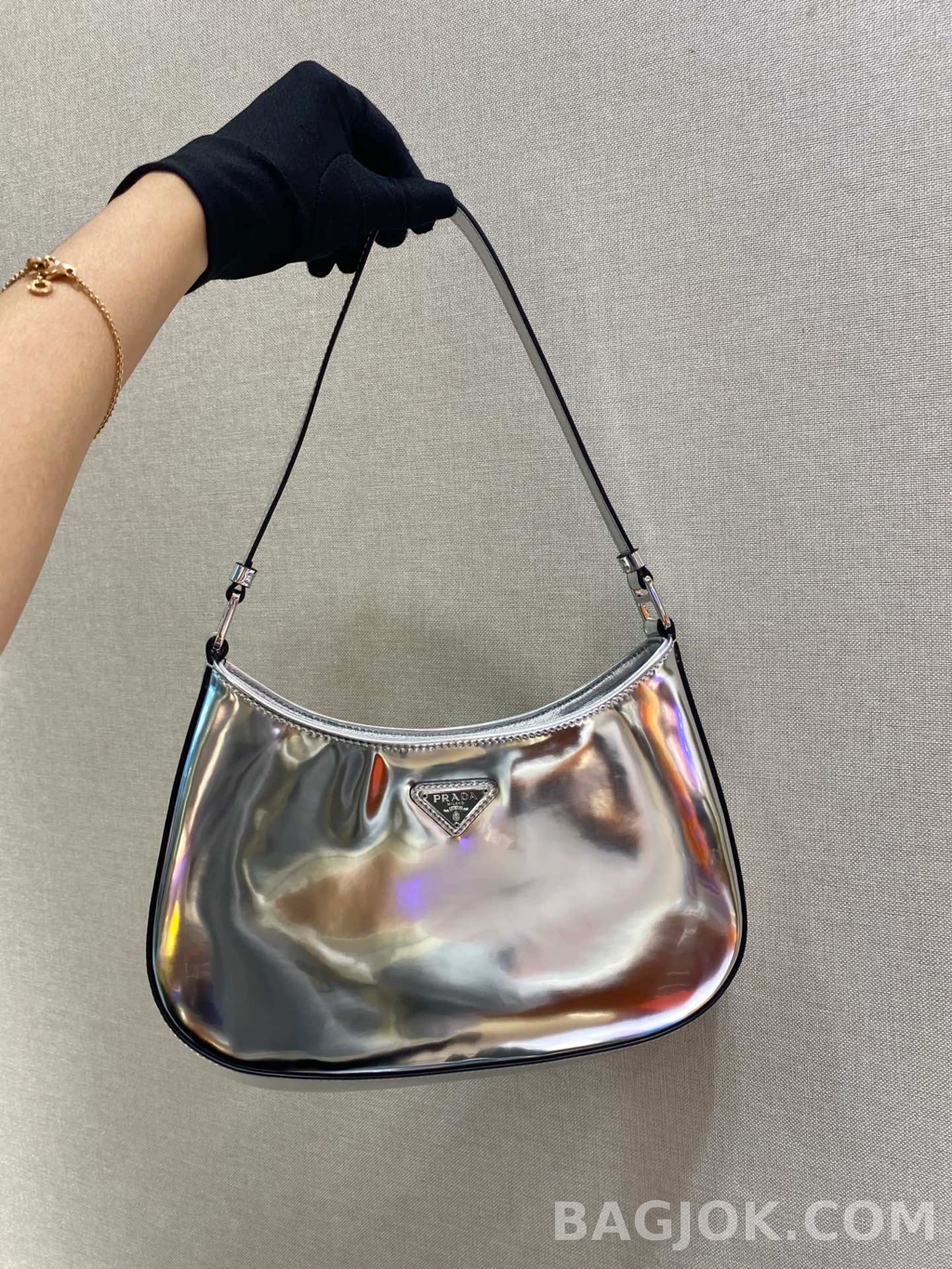 프라다 Prada 클레오 메탈릭 브러시드 호보 숄더백 상세 이미지