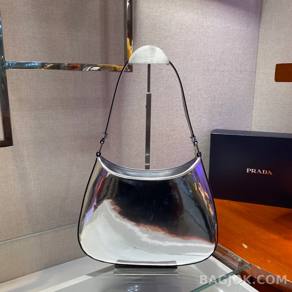 프라다 Prada 클레오 메탈릭 브러시드 호보 숄더백 상세 이미지