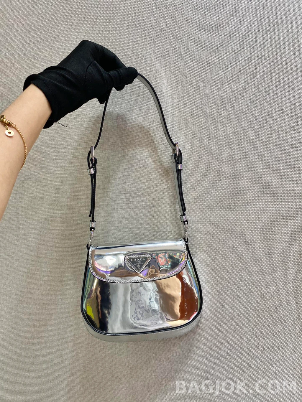프라다 Prada 클레오 메탈릭 브러시드 미니 숄더백 상세 이미지