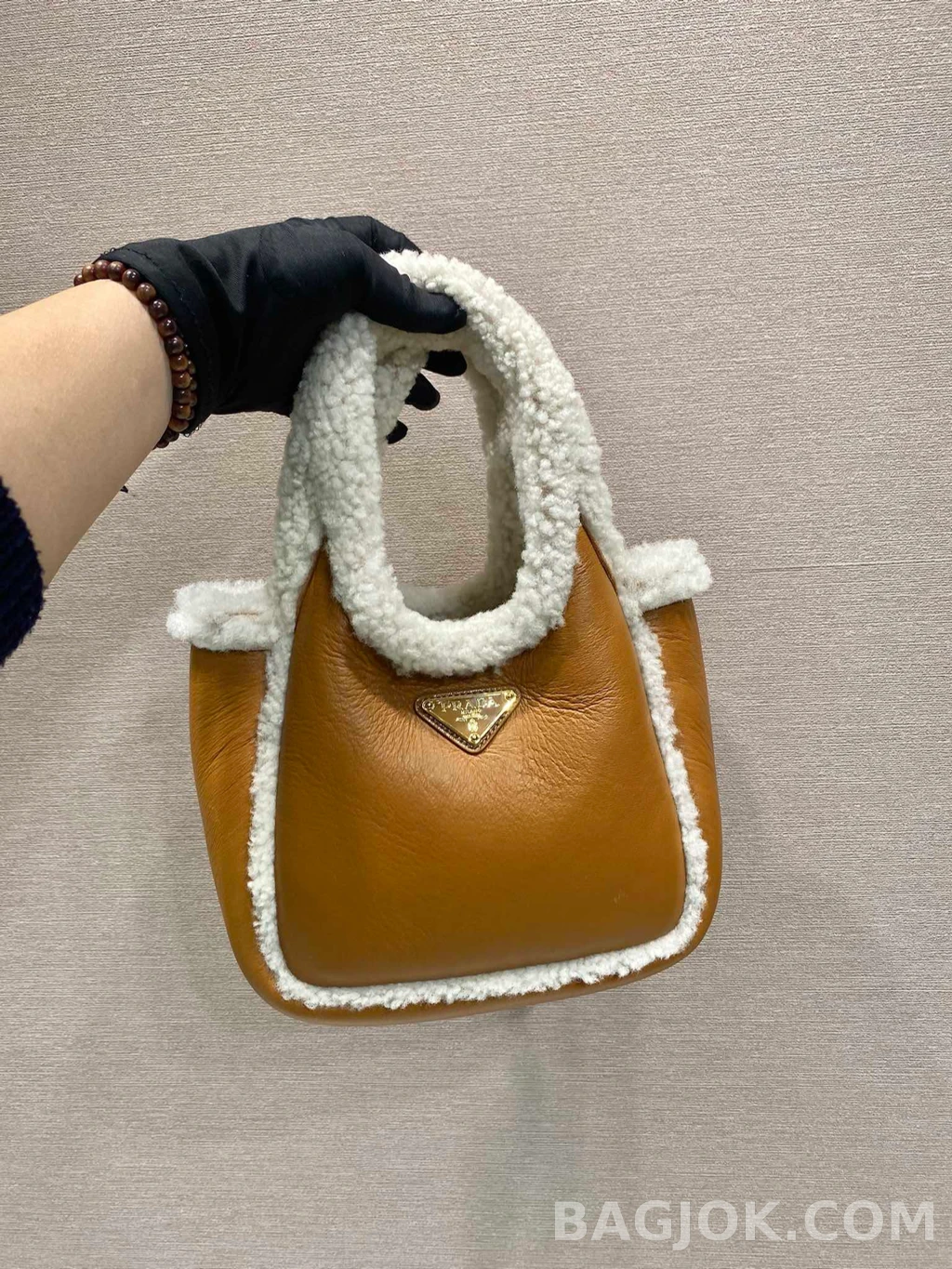 프라다 Prada 시어링 트리밍 미니 토트백 상세 이미지