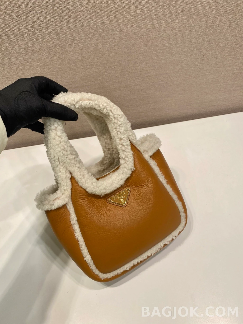 프라다 Prada 시어링 트리밍 미니 토트백 상세 이미지