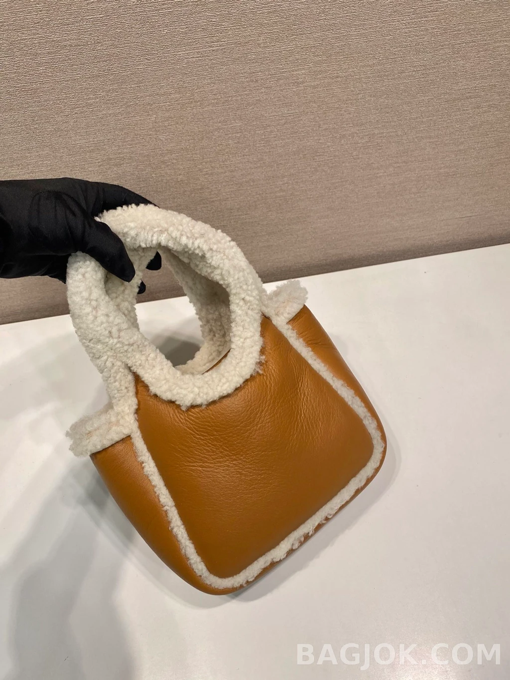프라다 Prada 시어링 트리밍 미니 토트백 상세 이미지