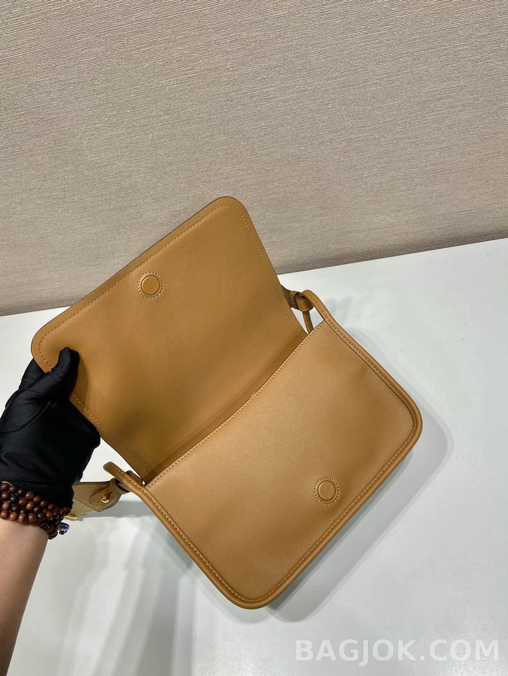 프라다 Prada 플랩 레더 크로스 메신저백 상세 이미지