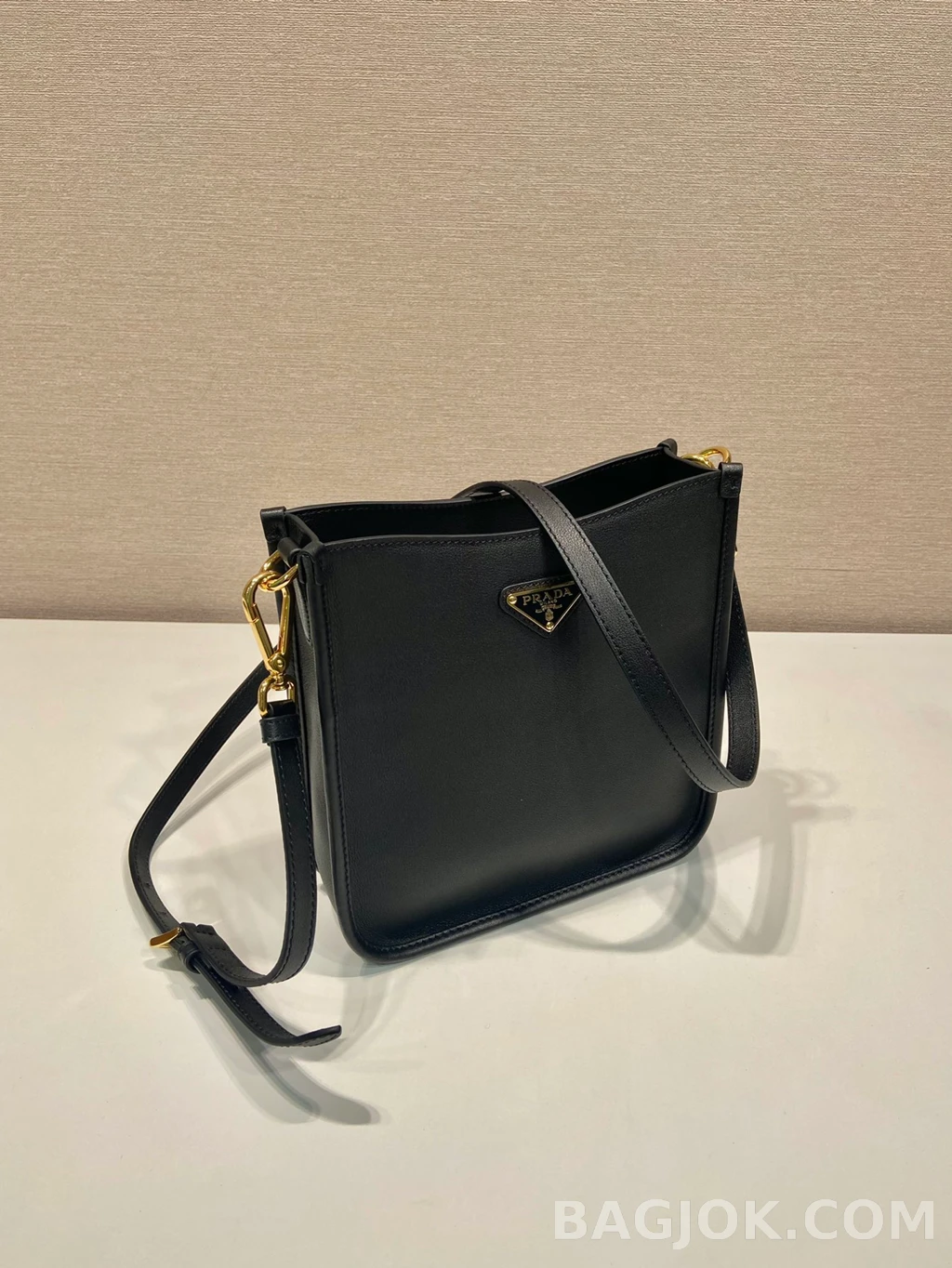 프라다 Prada 레더 크로스바디 버킷백 상세 이미지
