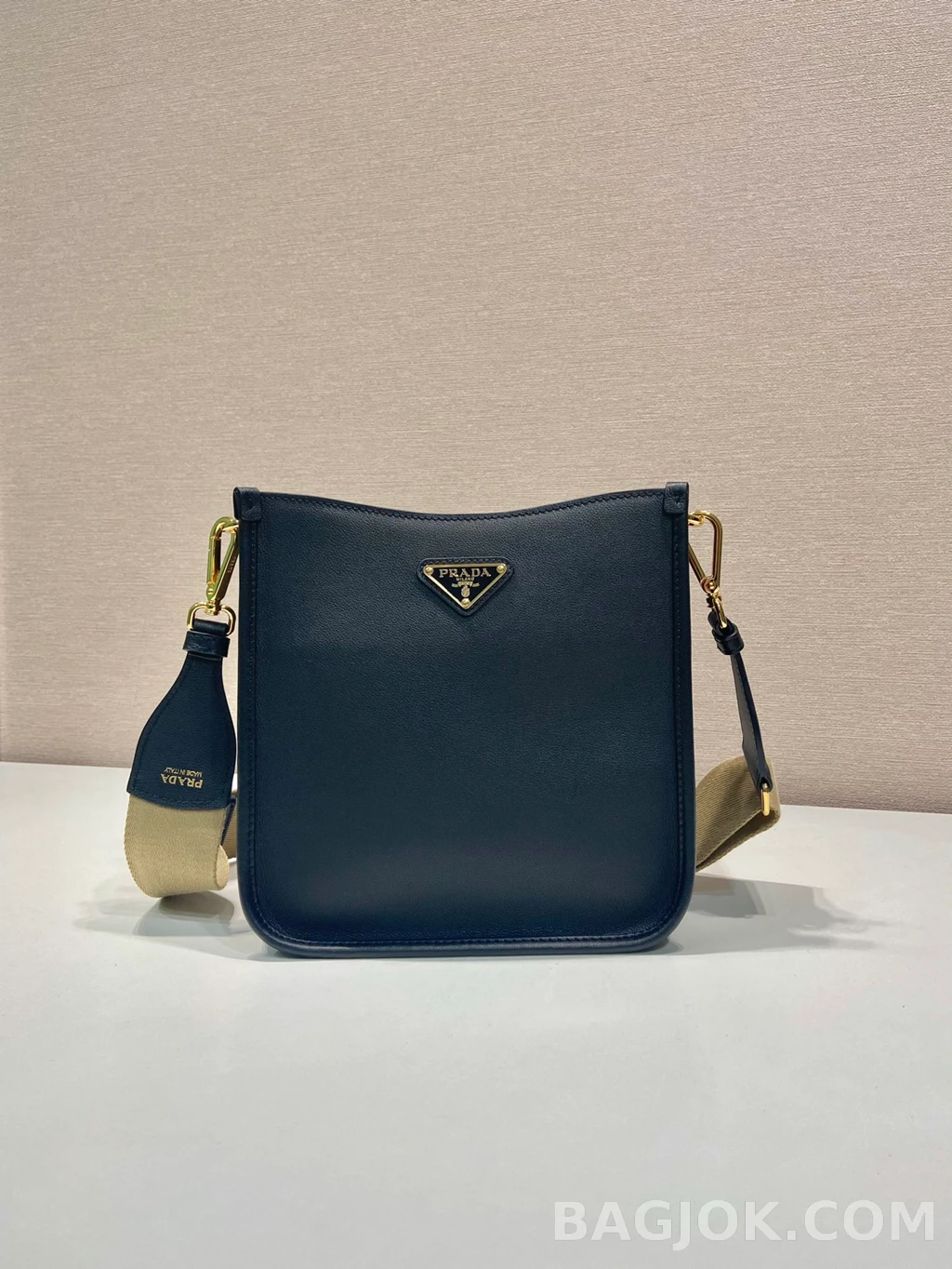 프라다 Prada 레더 크로스바디 버킷백 상세 이미지