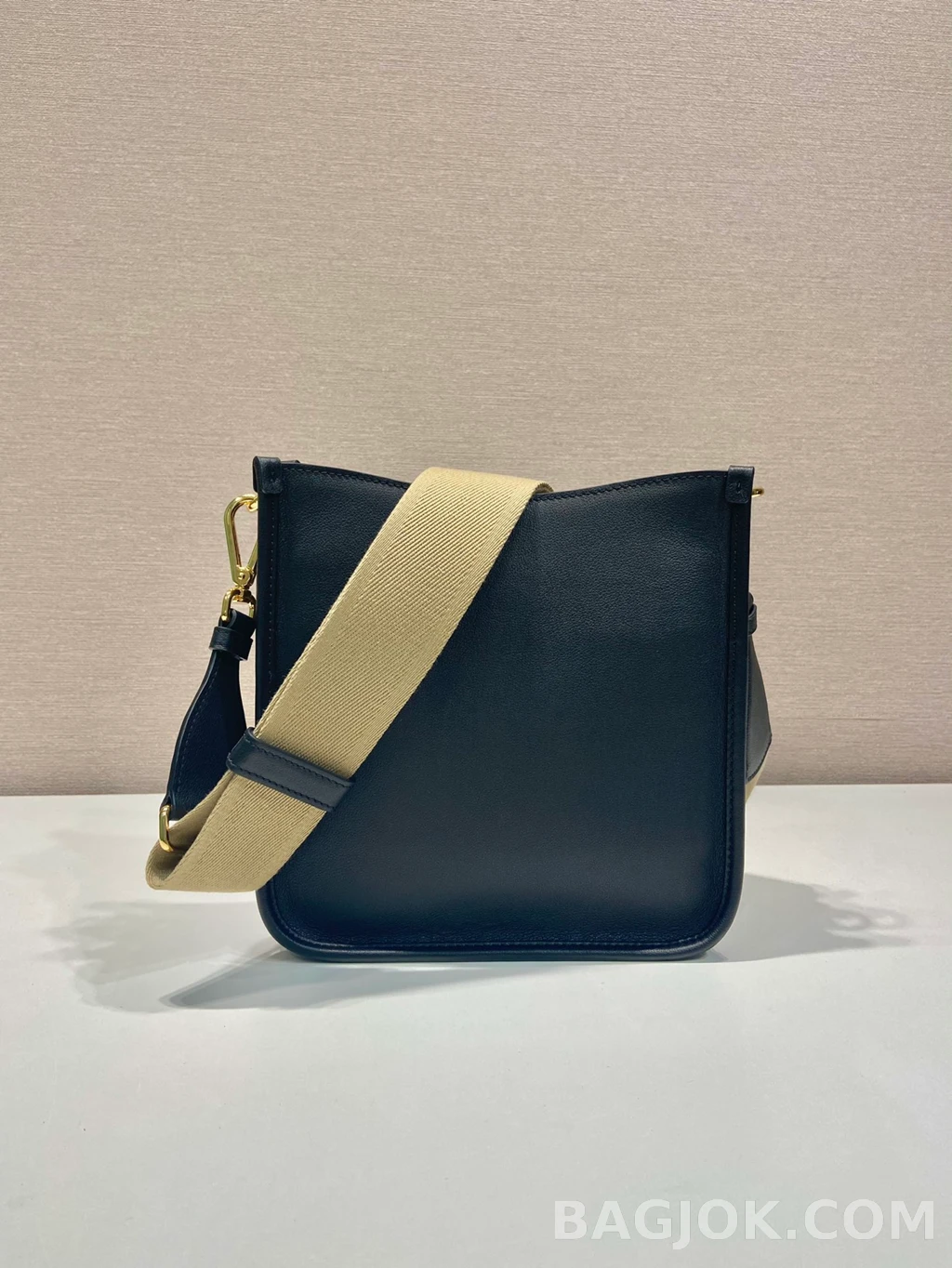 프라다 Prada 레더 크로스바디 버킷백 상세 이미지
