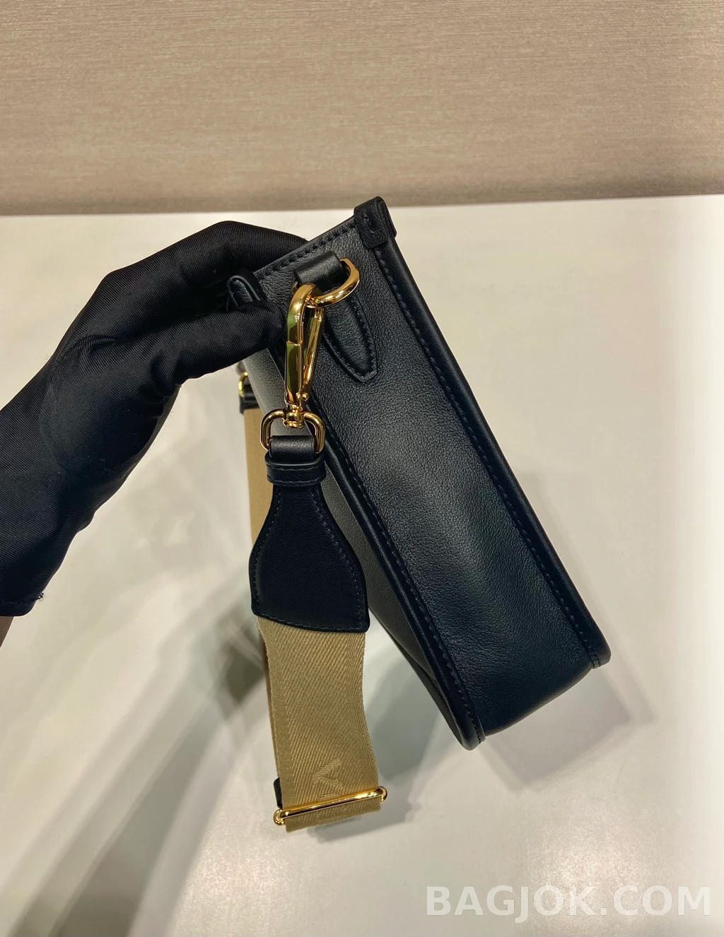 프라다 Prada 레더 크로스바디 버킷백 상세 이미지