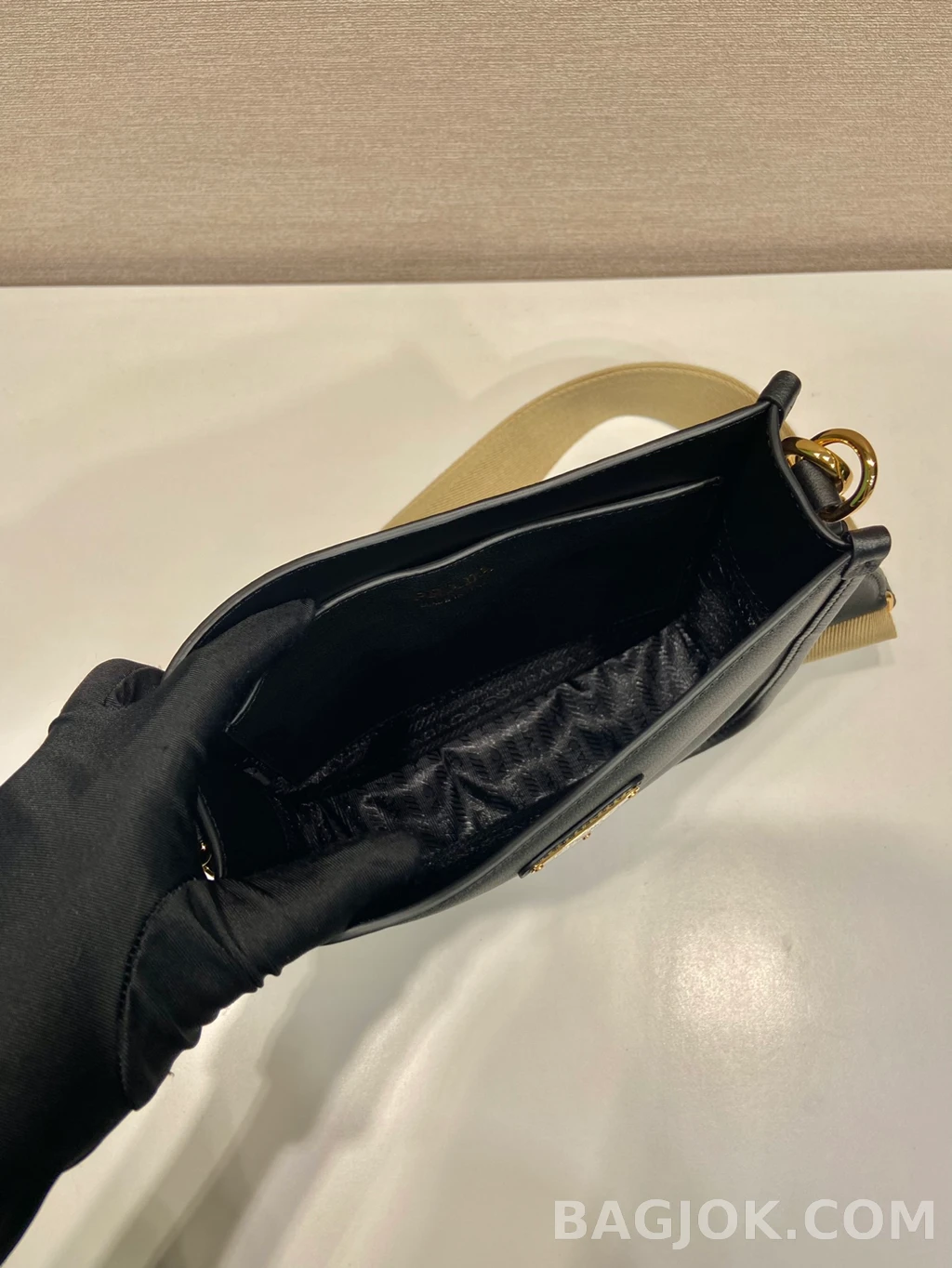 프라다 Prada 레더 크로스바디 버킷백 상세 이미지