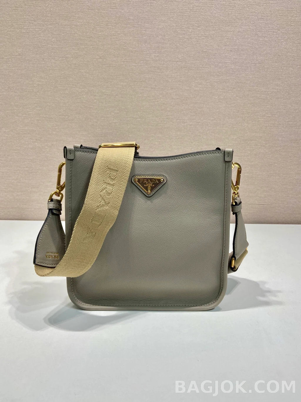 프라다 Prada 레더 크로스바디 버킷백 상세 이미지