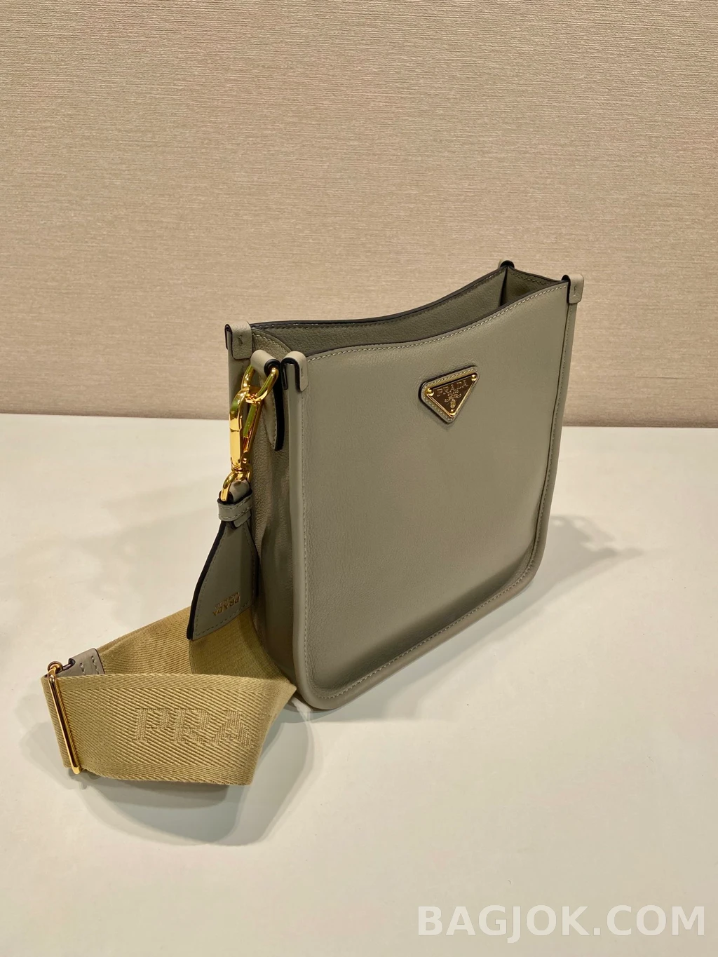 프라다 Prada 레더 크로스바디 버킷백 상세 이미지