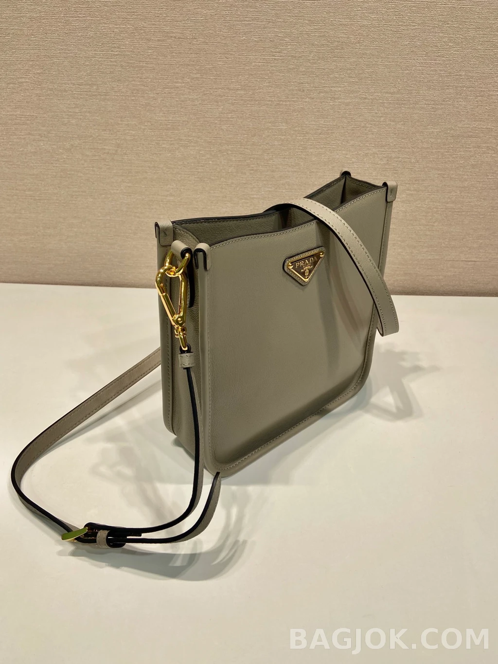 프라다 Prada 레더 크로스바디 버킷백 상세 이미지