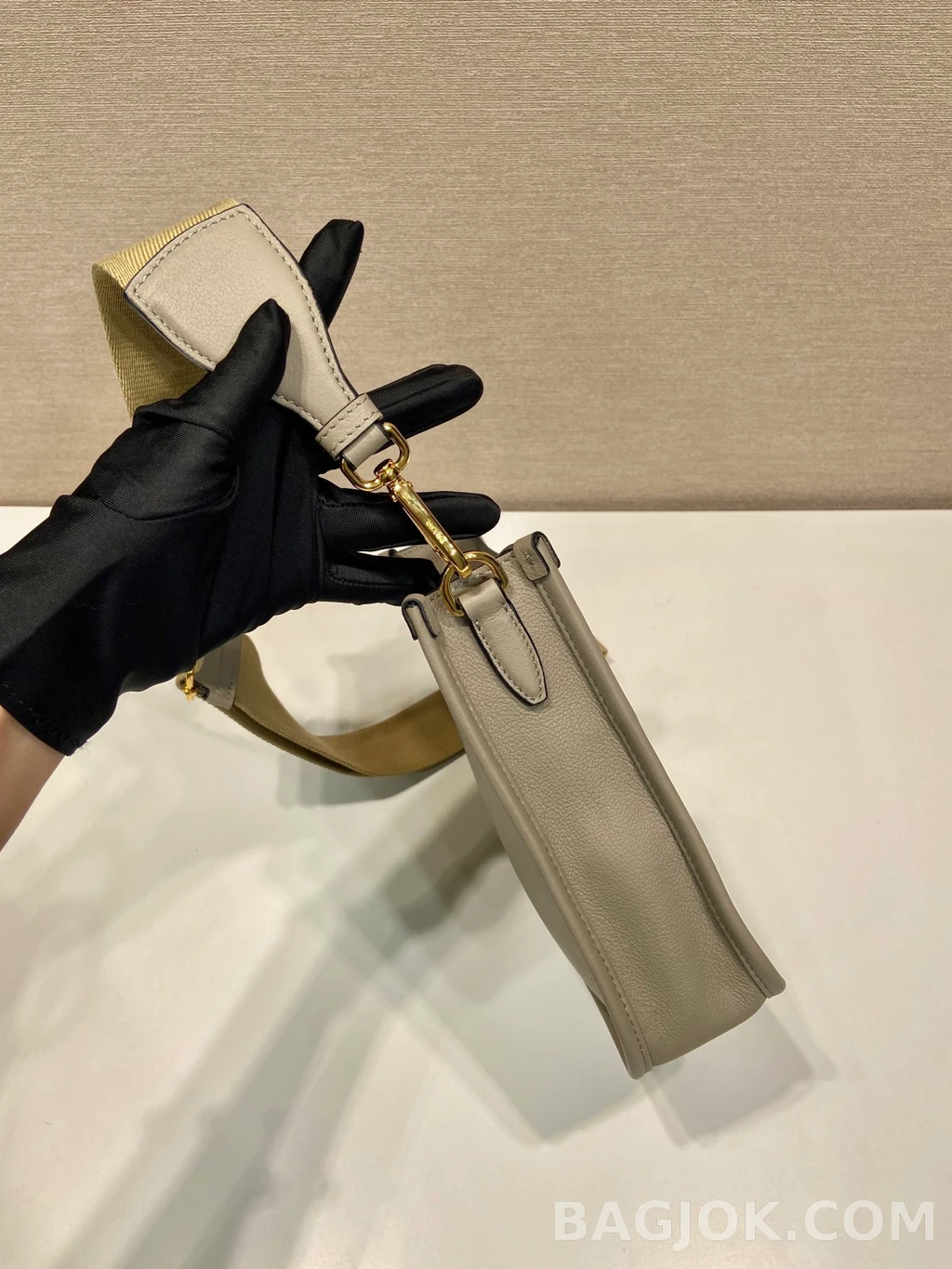 프라다 Prada 레더 크로스바디 버킷백 상세 이미지