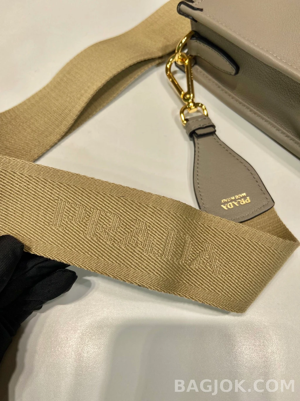 프라다 Prada 레더 크로스바디 버킷백 상세 이미지