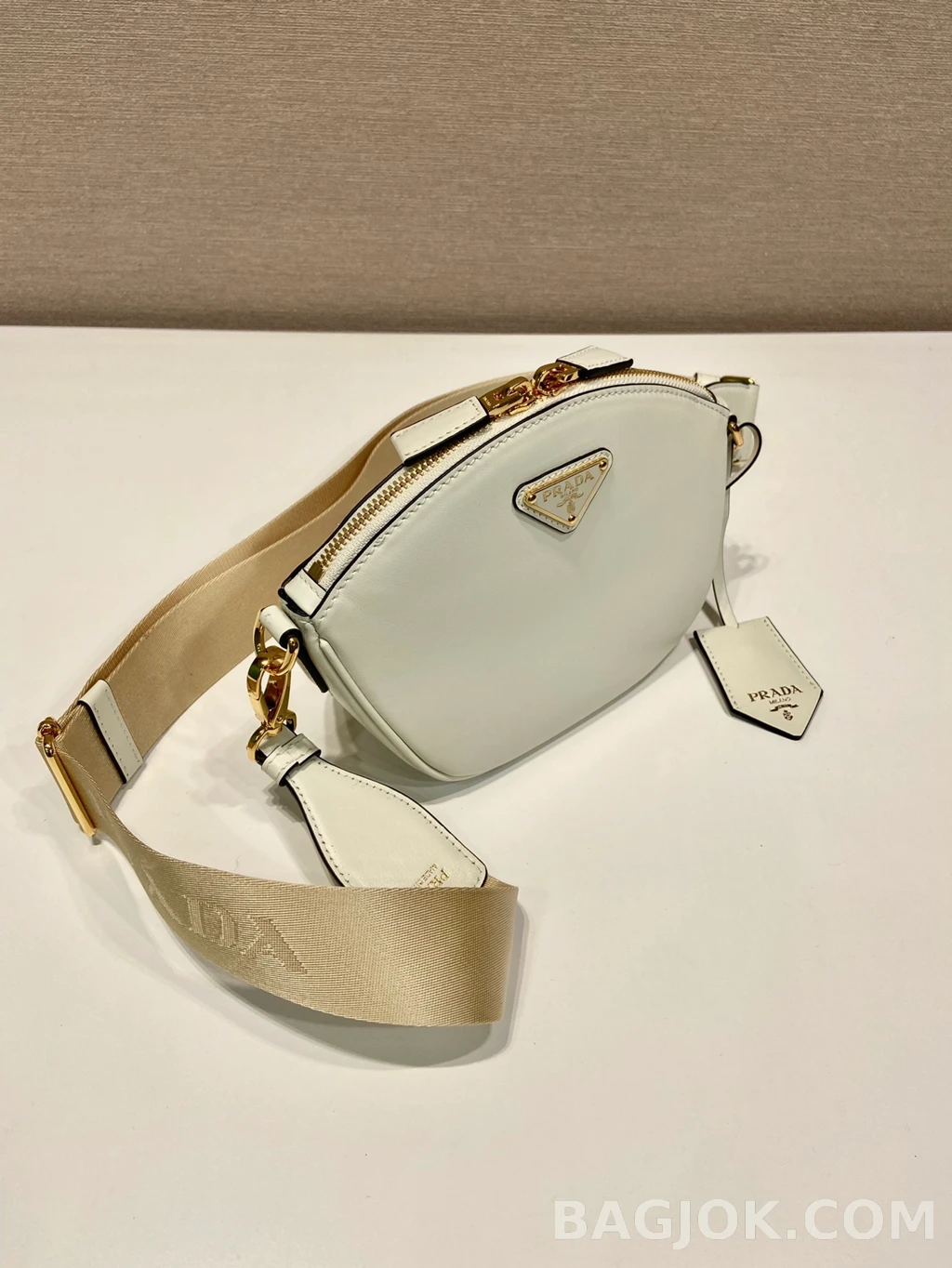 프라다 Prada 아르케 레더 하프문 크로스백 상세 이미지