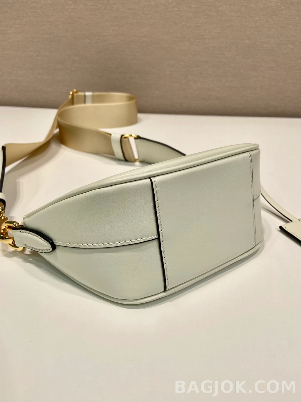 프라다 Prada 아르케 레더 하프문 크로스백 상세 이미지