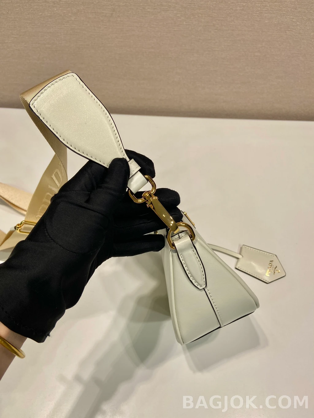 프라다 Prada 아르케 레더 하프문 크로스백 상세 이미지