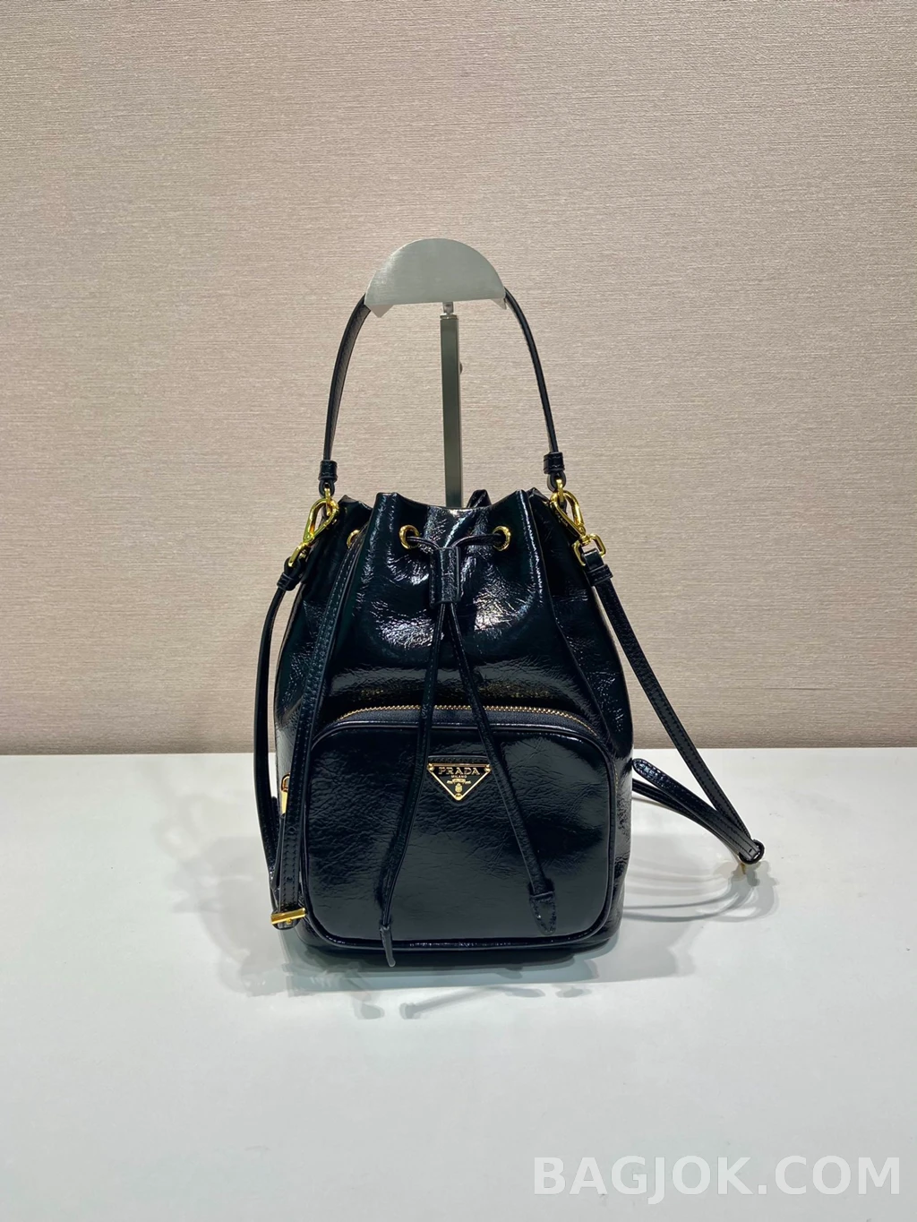 프라다 Prada 크링클 페이던트 버킷백 상세 이미지
