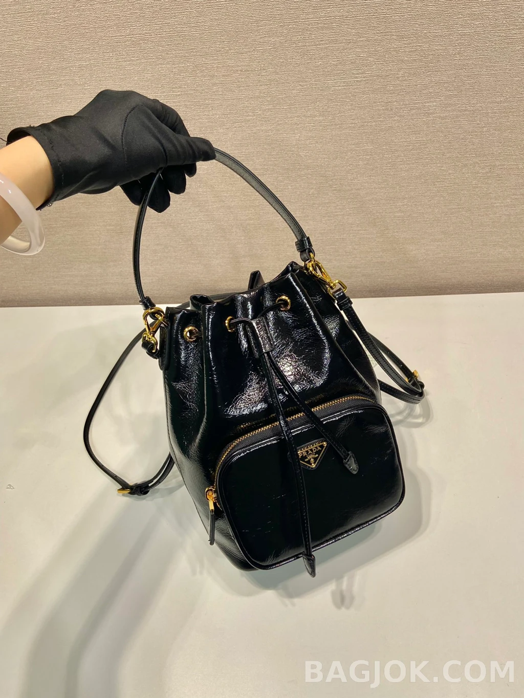 프라다 Prada 크링클 페이던트 버킷백 상세 이미지