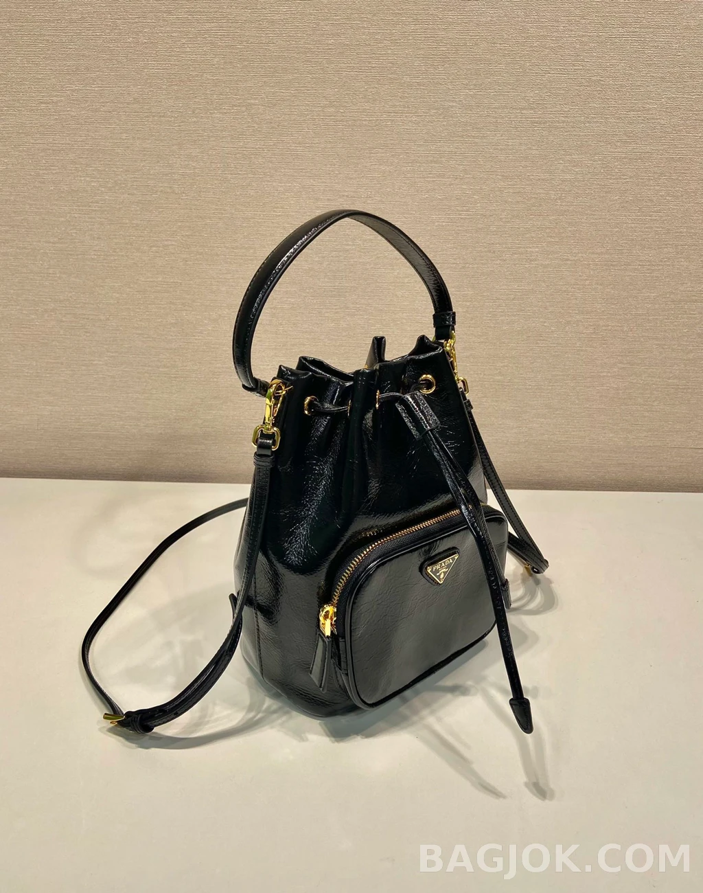 프라다 Prada 크링클 페이던트 버킷백 상세 이미지