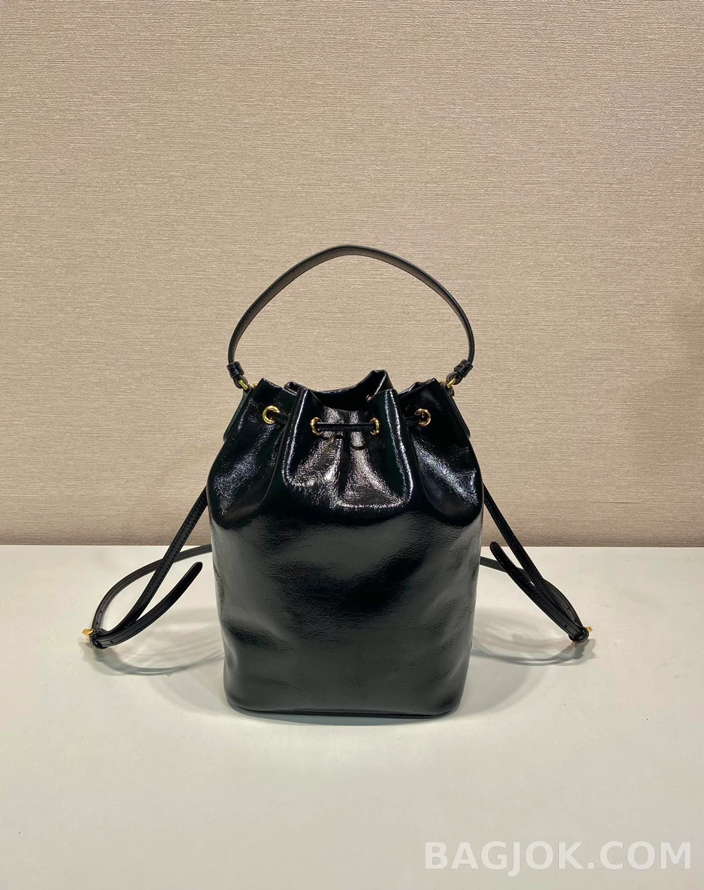 프라다 Prada 크링클 페이던트 버킷백 상세 이미지