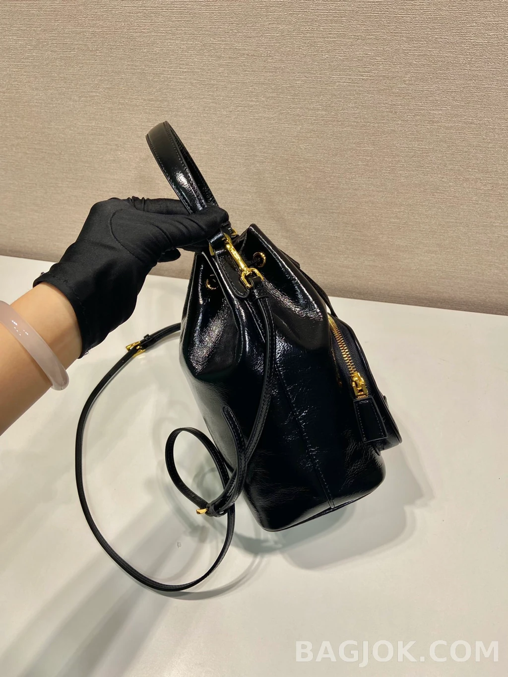 프라다 Prada 크링클 페이던트 버킷백 상세 이미지