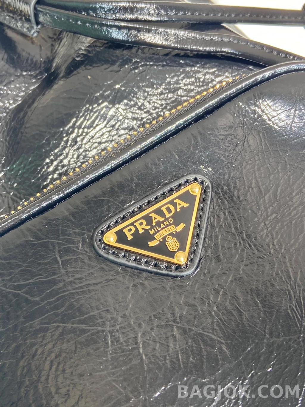 프라다 Prada 크링클 페이던트 버킷백 상세 이미지