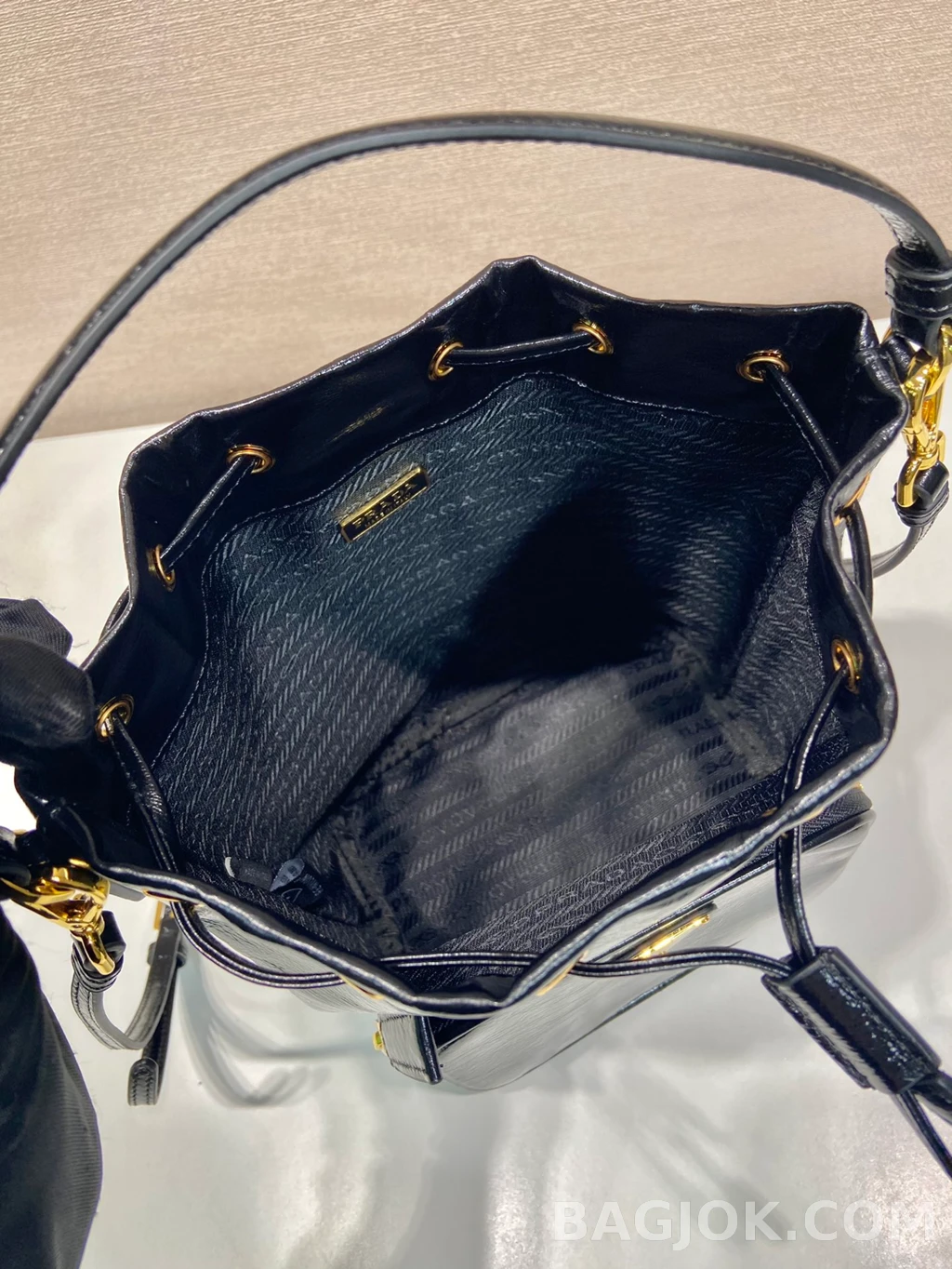 프라다 Prada 크링클 페이던트 버킷백 상세 이미지
