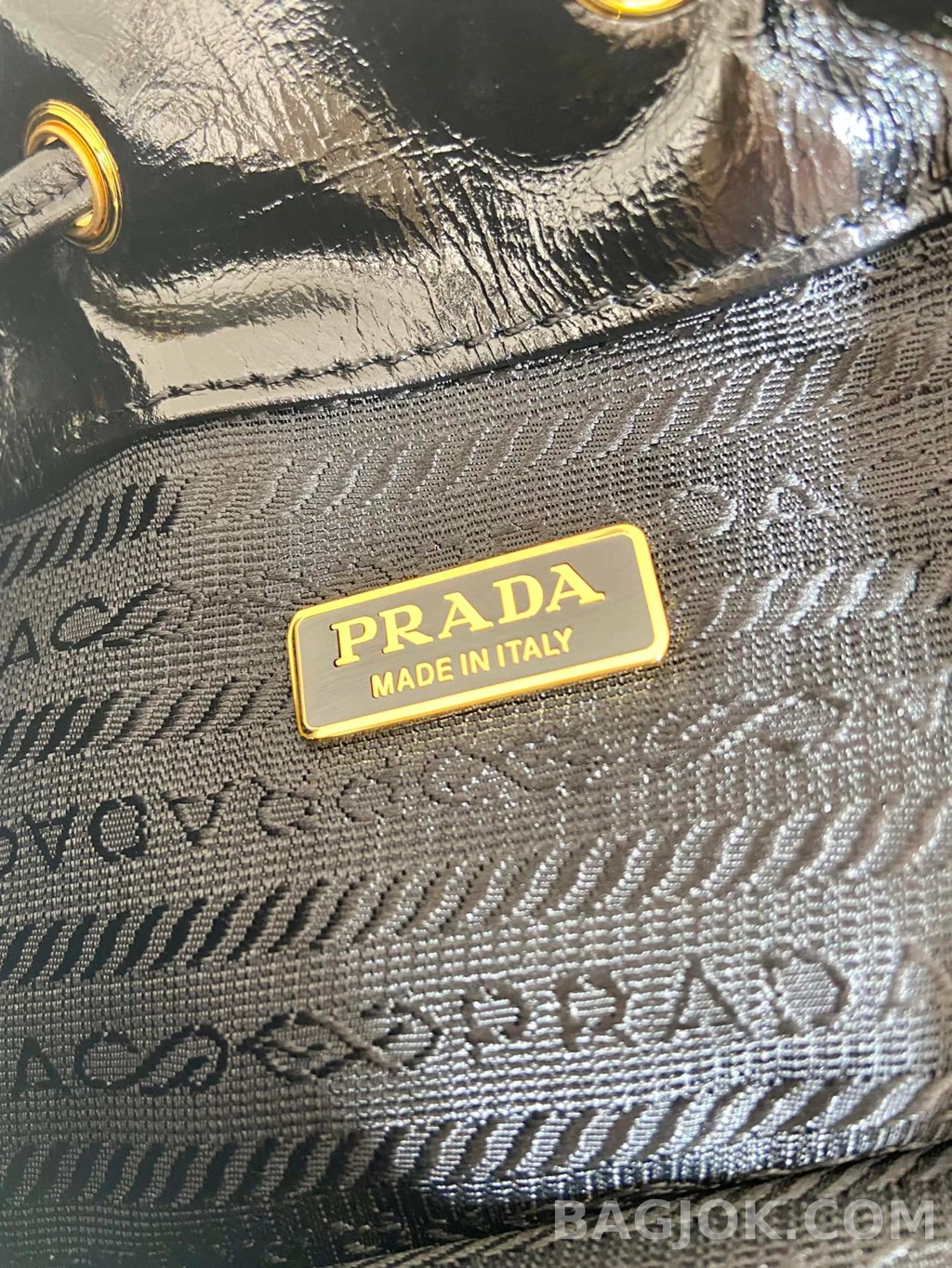 프라다 Prada 크링클 페이던트 버킷백 상세 이미지