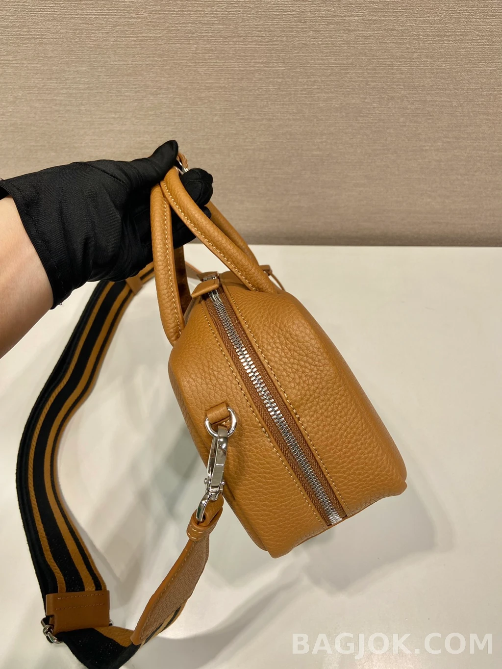 프라다 Prada 디어그레인 레더 미니 보스턴백 상세 이미지