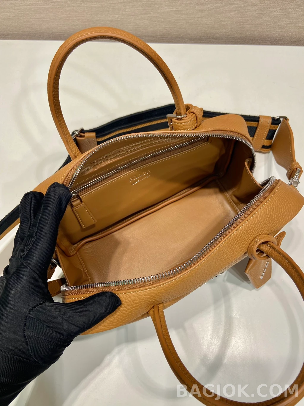 프라다 Prada 디어그레인 레더 미니 보스턴백 상세 이미지
