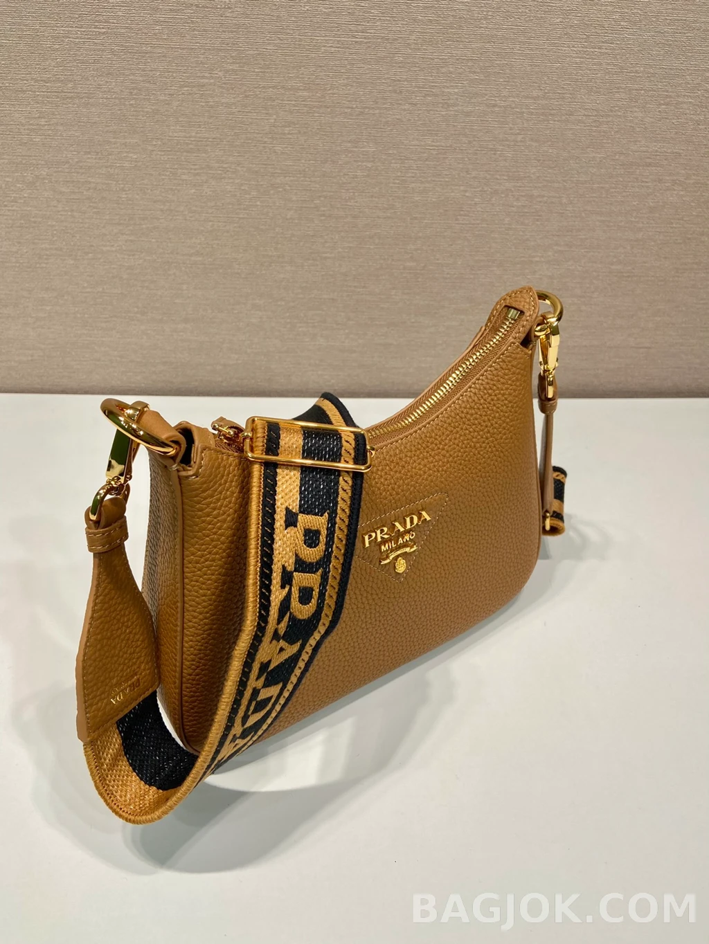 프라다 Prada 자카드 스트랩 그레인레더 숄더백 상세 이미지