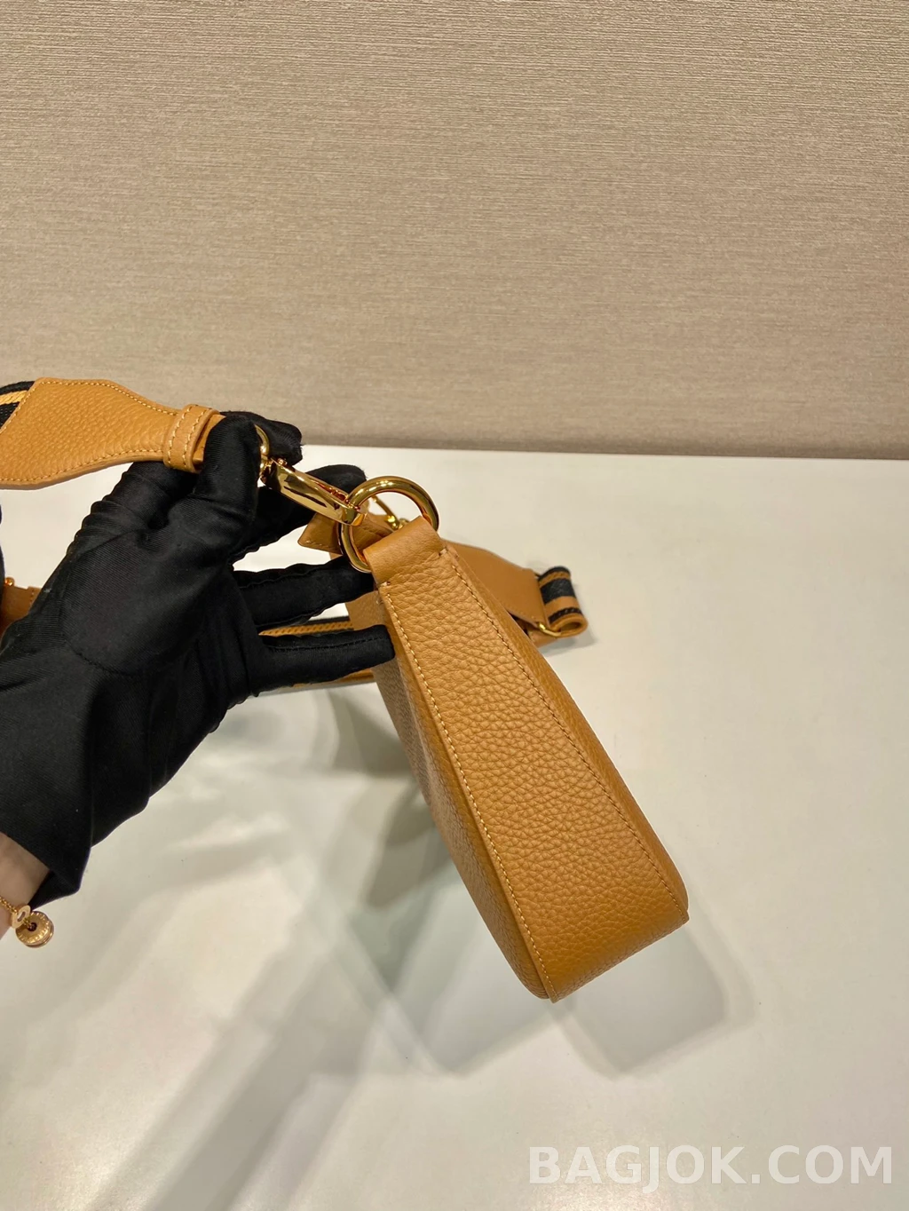 프라다 Prada 자카드 스트랩 그레인레더 숄더백 상세 이미지