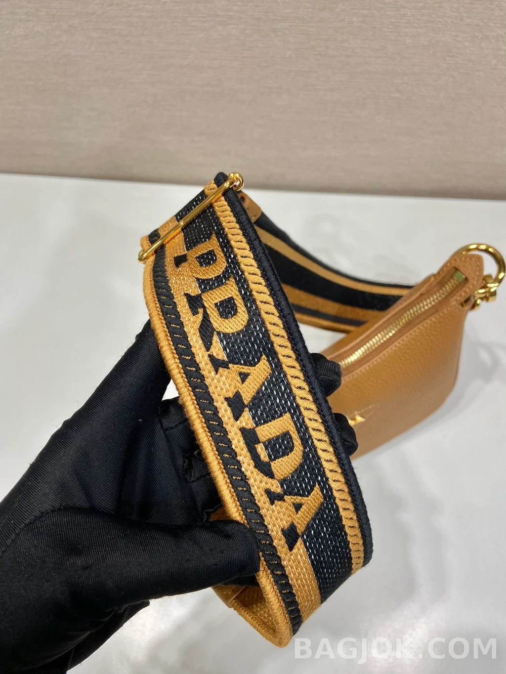 프라다 Prada 자카드 스트랩 그레인레더 숄더백 상세 이미지