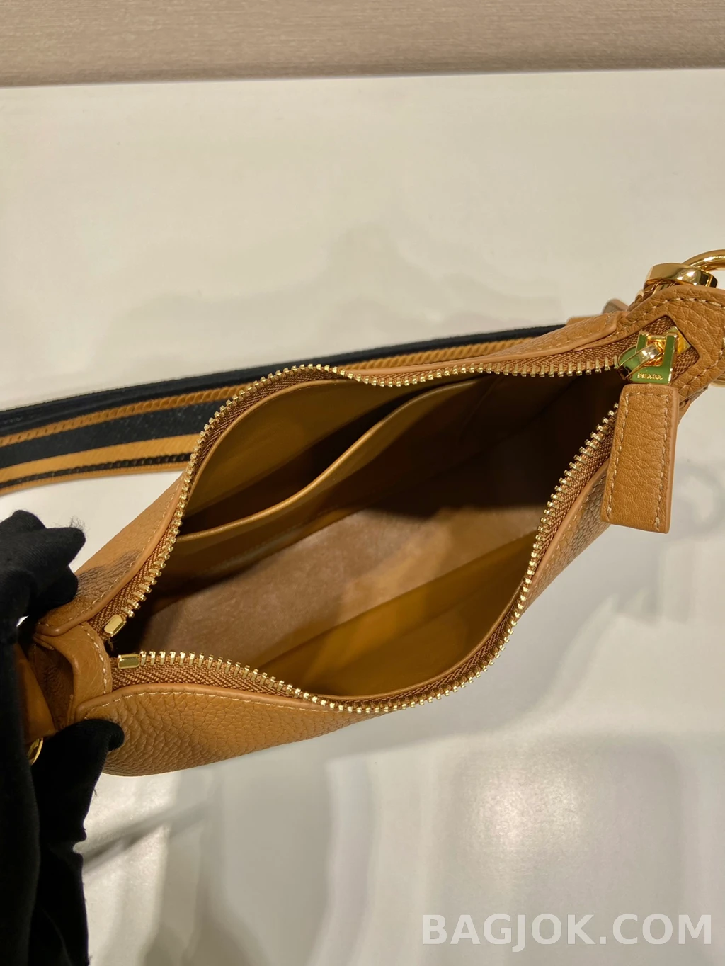 프라다 Prada 자카드 스트랩 그레인레더 숄더백 상세 이미지