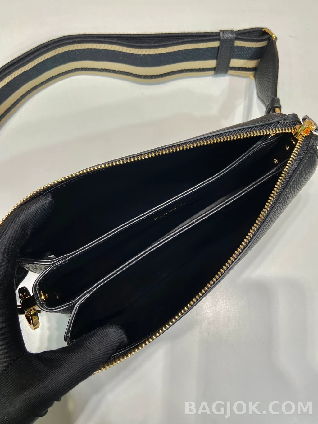 프라다 Prada 자카드 스트랩 디어그레인 레더 트리플 컴파트먼트 숄더백 상세 이미지