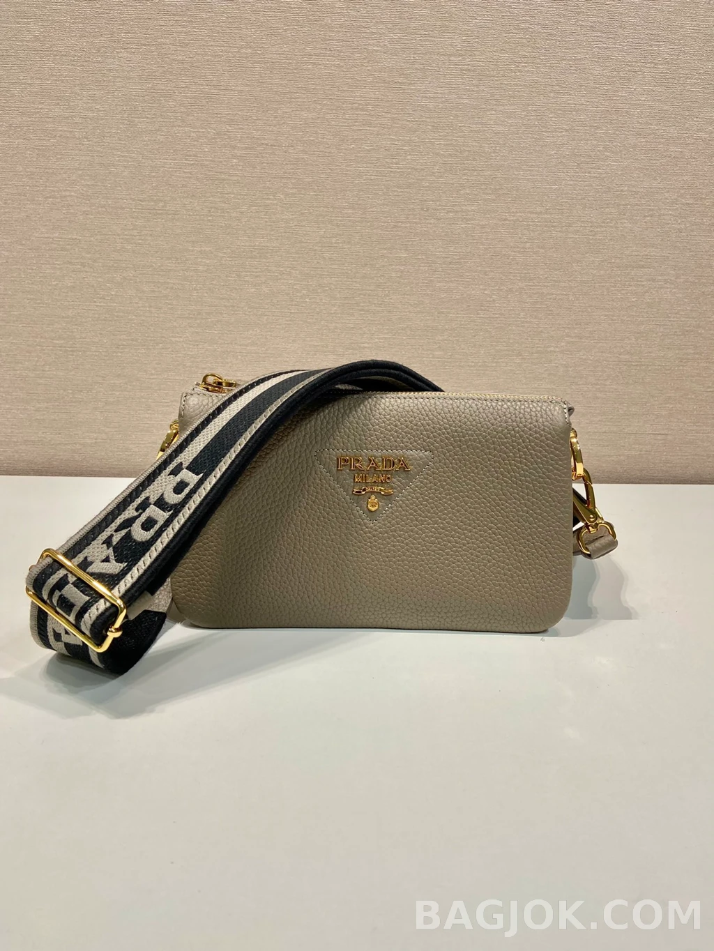 프라다 Prada 자카드 스트랩 디어그레인 레더 트리플 컴파트먼트 숄더백 상세 이미지