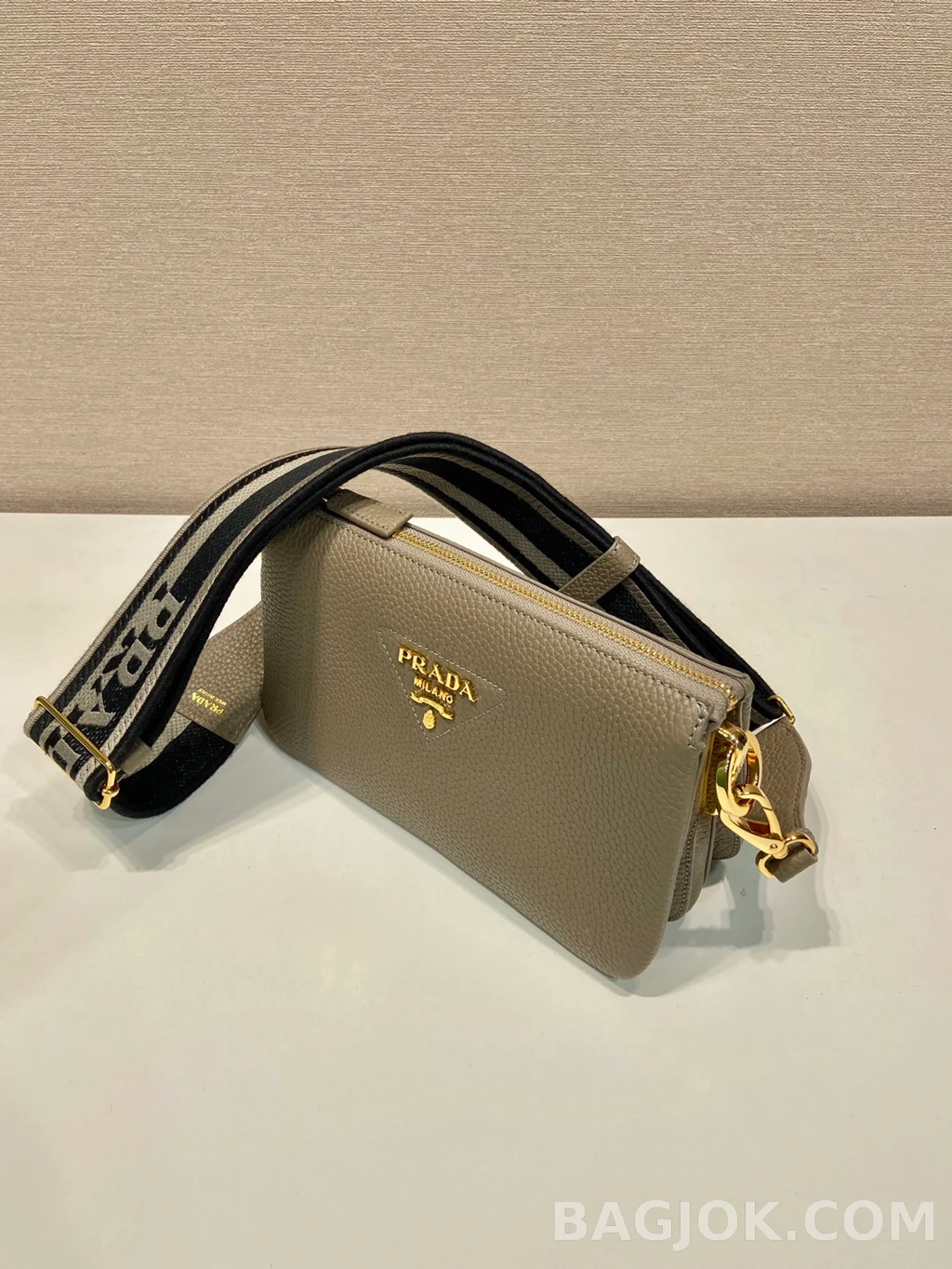 프라다 Prada 자카드 스트랩 디어그레인 레더 트리플 컴파트먼트 숄더백 상세 이미지