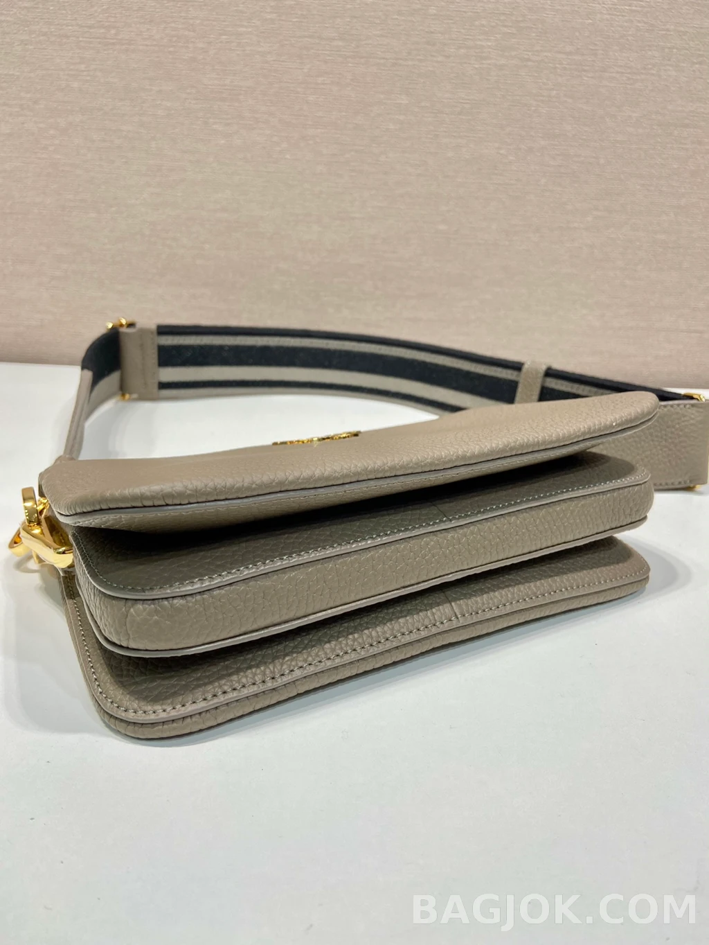 프라다 Prada 자카드 스트랩 디어그레인 레더 트리플 컴파트먼트 숄더백 상세 이미지