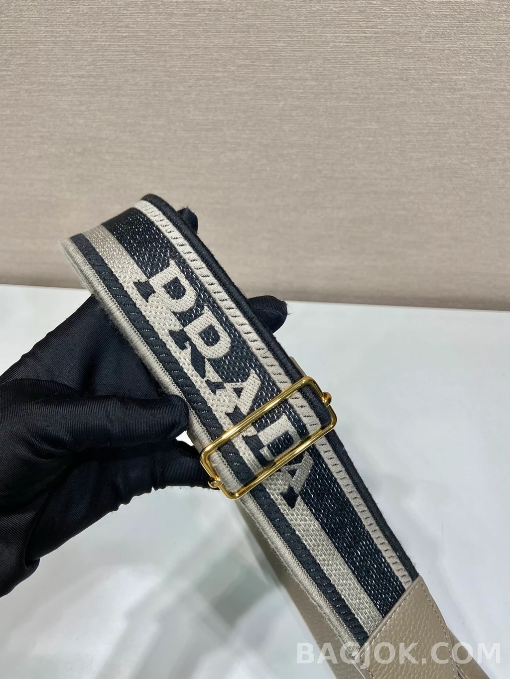 프라다 Prada 자카드 스트랩 디어그레인 레더 트리플 컴파트먼트 숄더백 상세 이미지