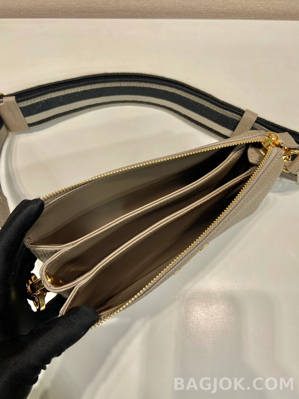 프라다 Prada 자카드 스트랩 디어그레인 레더 트리플 컴파트먼트 숄더백 상세 이미지