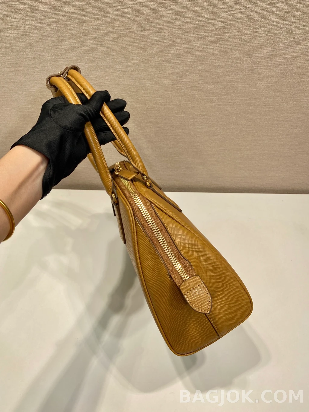 프라다 Prada 사피아노 돔 탑핸들 쉘 토트백 상세 이미지