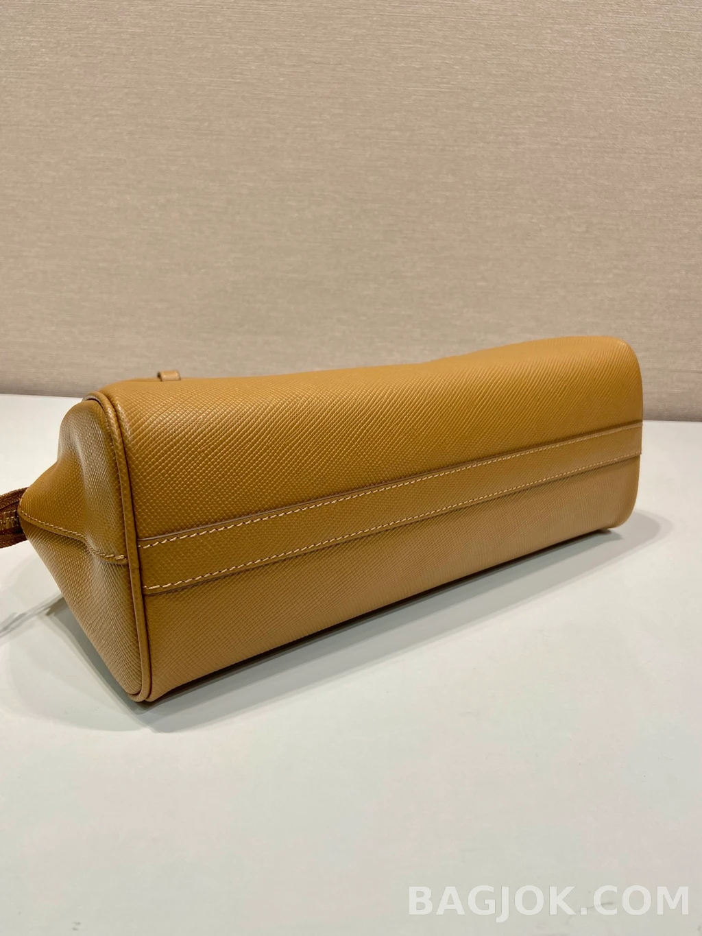 프라다 Prada 사피아노 돔 탑핸들 쉘 토트백 상세 이미지